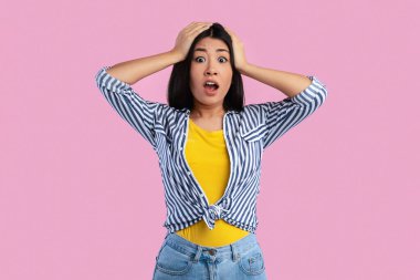 İnsanlar, İnsan Duyguları ve Duyguları Konsepti. Şaşırmış, korkmuş, ağzı açık Asyalı kadının portresi kameraya şaşkınlıkla bakıyor, pembe stüdyo arkaplanından izole edilmiş.