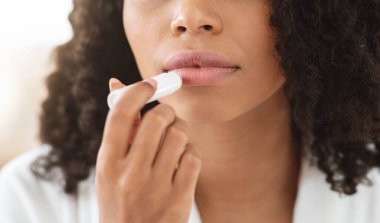 Çatlamış Dudak İlaçları. Siyah Kadın Dudak nemlendirici Dudak nemlendirici, Kırpılmış Görüntü, Kapatma