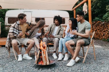 Çeşitli genç arkadaşlar kamp ateşinin yanında oturup kamp yaparken karavanın yanında korkunç hikâyeler anlatıyorlar. Yaz tatillerini kapılarımızda geçiriyorlar. Yaz aylarında seyahat ve dinlenme