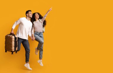 Sıcak Turlar. Bavulu atlayıp uzaklaşan neşeli bir Arap çift, sarı arka planda seyahat teklifi ya da reklamı için fotokopi alanı gösteren heyecanlı Orta Doğulu eşler.