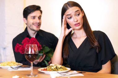 Tatmin olmamış güzel bayan reddeden heyecanlı duygusal saplantılı adam ona bir demet kırmızı gül sunuyor. Bayan arkasını dönüyor. Arkadaş Bölgesi ve Randevu Konsepti, Kötü İlk İzlenim