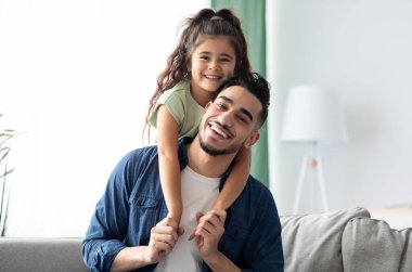 Mutlu Arap Baba ve küçük kızının portresi, sevimli kız babasına sarılıyor ve gülümsüyor, Orta Doğulu aile birlikte vakit geçirmekten hoşlanıyor, boşluğu kopyalıyor.