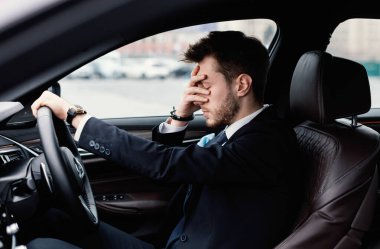 Anksiyete hissediyorum. Yorgun, aşırı yüklenmiş bir adam elleriyle gözlerini kapatıyor, baş ağrısı ya da stres yaşıyor.