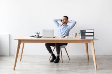 Hayalperest sakallı bir çalışan işyerinde dinleniyor, rahat bir sandalyeye oturup el ele tutuşuyor ve geleceği düşünüyor, başarılı bir işçi arkasını yaslıyor, gözleri kapalı, vücut uzunluğu tam.