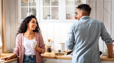 Genç Arap Çiftin Sabah Birlikte Mutfakta, Erkek Kahvaltı Yaparken, Kadın Kahvesini İçerken, Mutlu Orta Doğu Eşleri Ev Eğlencesi, Boş Alan