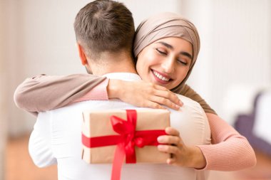 Doğum günü hediyesi. Mutlu Müslüman Eş, Evde Paketlenmiş Hediye Kutusu Aldı. Yeni Yıl ve Sevgililer Günü Kutlaması, Romantik Hediyeler ve Hediyeler Konsepti