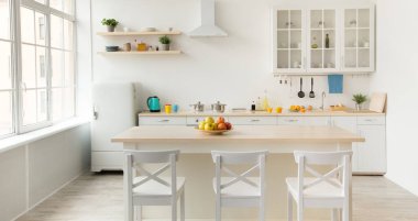 Parlak yeni mutfak ve İskandinav iç mimarisi. Mutfak eşyaları, renkli bardaklar ve çaydanlık dolu beyaz mobilyalar, tencerede bulaşık ve bitkilerle raflar, yemek odasında buzdolabı, panorama, boş alan.