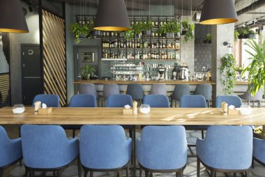 Dinlenecek yeri olan modern bir kafe ve büyük tezgahı olan, rahat bir iç mekanı olan.