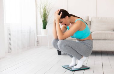 Kilo alma. Mutsuz bir kadın, kilolarının üzerinde ağlarken evde zayıflarken kilo veremiyor. Boş Alan