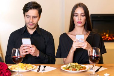 Kötü randevu. Mutsuz üzgün çift restoranda buluşmaya gitmekten sıkılıyor, Guy ve Lady cep telefonlarını birbirlerini görmezden geliyorlar. İlişki Krizi ve İletişim Sorunu Kavramı