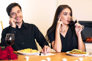 Kötü randevu. Mutsuz, üzgün, umutsuz bir kadın restoranda oturmuş kırmızı şarap içerken genç, gülümseyen erkek arkadaşı cep telefonuyla konuşuyor ve kız arkadaşını görmezden geliyor.