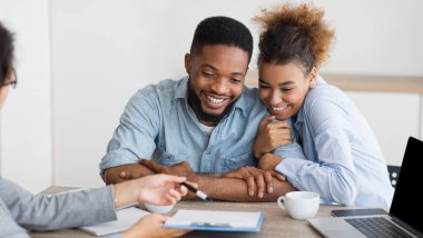 Rüya Tatili. Mutlu Afrikalı Amerikalı Eşler Seyahat Acentesi Ofis Romantik Tur Planlama. Panorama, Boş Alan