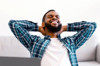 Başarılı bir iş kariyeri. Modern Ofis 'teki İş Yeri' nde el ele tutuşan Siyah İşadamı 'nın mutluluğu. Girişimcilik Başarı ve Kendi İş Konsepti. Seçici Odaklanma