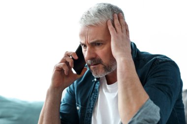 Yaşlı bir adamın evde telefon konuşması yapması, kafasına dokunması, fotokopi çekmesi. Son sınıf öğrencisi kötü haber alıyor, oturma odasında koltukta otururken cep telefonuyla konuşuyor.