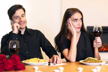 Sıkıcı genç bayan, sevgilisinin kötü bir randevu sırasında cep telefonuyla konuşması,... ya da annesinin yorgun kız arkadaşını görmezden gelmesi,... ya da çift ilişkilerinde sorunlar yaşaması yüzünden rahatsız oluyor.