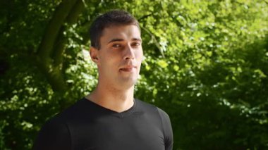 Aydınlık bir yaz gününde genç bir adam yemyeşil bir parkta koşuyor. Atletik yapısı spora olan bağlılığını ve sağlıklı yaşam tarzını yansıtıyor. Açık havanın tadını çıkarıyor..