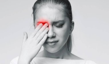 Güçlü göz ağrısı çeken yorgun bir kadın, kırmızı acı çeken gözlere dokunmak, tek renkli fotoğraf.