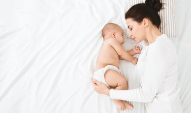 Anne koruma. Onun bebek yatak, yatakta yatmak, üstten görünüm, panorama kopya alanı ile taşıyan anne