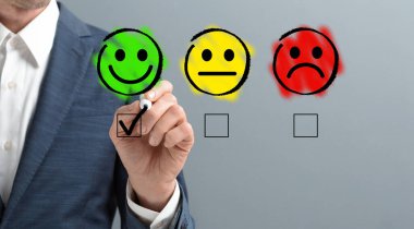 Müşteri Deneyimi Konsepti. Mutlu İşadamı Mükemmel Gülen Yüz, gri arka plan, panorama, kopyalama alanı üzerinde çalışıyor.