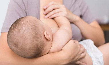 Emzirme. Annelerin anne sütü yeme, Anne ele, closeup sahip yeni doğan bebek