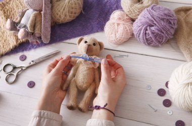 Vintage oyuncak, üstten görünüm verme işlemi. Esnaf pov, el yapımı oyuncak ayı, home atölye dikiş needlewoman eller