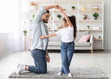 Sevgi dolu Arap baba, sevimli küçük kızıyla evde dans ediyor, mutlu baba, oldukça uzun saçlı kız çocuğa vals öğretiyor, bekar baba haftasonunu çocuğuyla geçiriyor, boşluğu kopyalıyor.