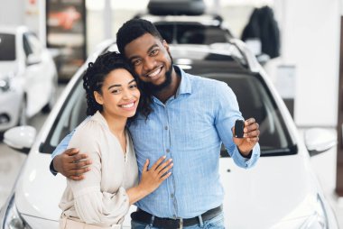 Araba sahipleri mi? Otomobil Anahtarı Gösteren Mutlu Afrikalı Amerikalı Çift Galeride Duruyor.