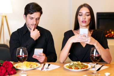 Kötü randevu. Mutsuz çift, kafede buluşurken sıkılıyor, cep telefonlarını kullanıyor, birbirlerini görmezden geliyor, yemek fotoğrafları çekiyor. İlişki Krizi ve İletişim Sorunu Kavramı