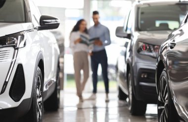 Varlıklı orta doğulu genç bir kadın yeni araba seçiyor. Yepyeni VIP mağazasında arkadaş canlısı satış müdürüyle konuşuyor. Perakende broşür dağıtan, geçmişi bulanık.