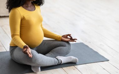 Tanımlanamayan hamile bir kadın evde meditasyon yapıyor ya da yoga stüdyosunda fotokopi çekiyor. Bir sürü Afrikalı, yoga yapan, yerde oturan bir kadın bekliyor. Hamilelik boyunca spor ve sağlıklı yaşam tarzı