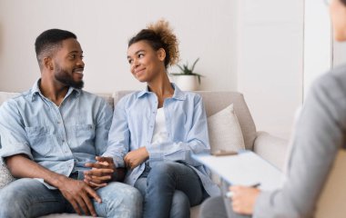 Evlilik yeniden yapılandırıldı. Psikologlarıyla başarılı evlilik danışmanlığından sonra Afro Eşler 'in El ele tutuşması. Seçici Odaklanma