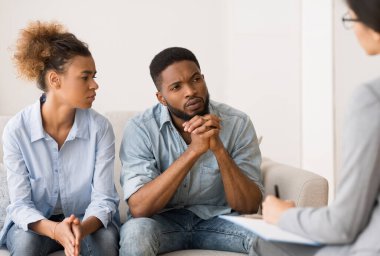 Evlilik Terapisi. Siyah Çift Ofiste Kanepede Oturan Danışmanlar Tavsiye Dinleme.