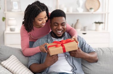 Sevgilerle Hediye. Siyah karısına değer veren mutlu kocayı evde romantik bir hediyeyle, yıldönümü veya doğum günüyle karşılayan