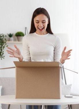 Sevinçten bağıran kadın uzun zamandır beklenen paketi aldı, hızlı ve hızlı posta paketi teslimatı, dikey panorama