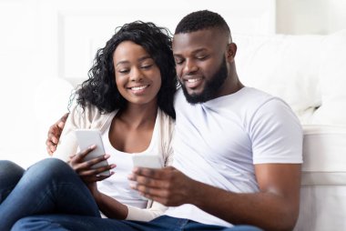 Sır yok. Erkek arkadaş ve kız arkadaşı birbirlerinin cep telefonlarında mesajları okuma