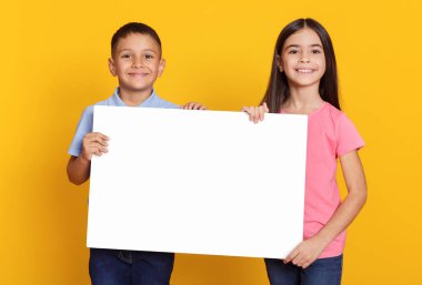 Erkek ve kız holding yönetim kurulu için reklam sarı zemin üzerine boş