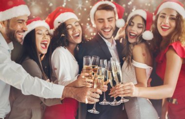 Çok ırklı insanlar yeni yıl arifesini kutluyor, şampanya kadehleriyle kadeh kaldırıyor, yaşasın!