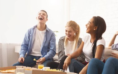 En iyi arkadaşlar. Genç arkadaşlar parti veriyor, pizza yiyor ve sohbet ediyorlar.