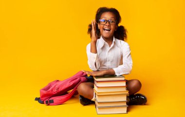 Okula geri dön. Sarı Stüdyo Üzerindeki Kitaplar 'da oturan inek öğrenci el kaldırıyor. Boş Alan