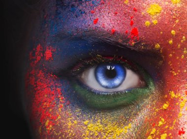 Parlak görüş kavramı. Kadının yaratıcı sanatsal makyaj closeup ile mavi göz