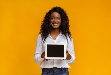 Gülümseyen Siyah Kadın Boş Dijital Tablet Ekranı, kopyalama alanı gösteren
