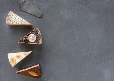 Dilim kek gri tablo, kopya alanı üzerinde oynamaya ürün yelpazesine. Lezzetli tatlılar, Restoran Menü kavramı, üstten görünüm birkaç dilim