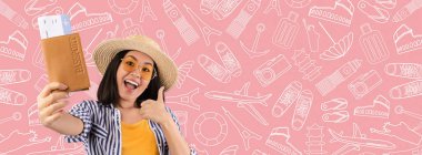 Güneş gözlüğü ve hasır şapka takan bir gezgin, onay verirken pasaportunu ve biletlerini zevkle tutar. Canlı arka plan, yaz tatilleri için mükemmel seyahat temalı simgeler içeriyor..