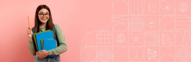 Neşeli bir öğrenci heyecanla poz verirken bir yığın mavi kitap tutuyor. Arka planda, eğitici unsurlara sahip yumuşak pembe bir renk yer almakta ve eğitim için davetkar bir atmosfer sağlamaktadır..