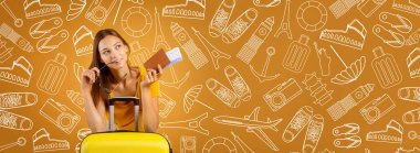 Sarı bir bavulun yanında oturan genç bir gezgin elinde bilet ve pasaportla tatil planları yapıyor. Resimli seyahat simgeleri canlı bir arkaplan oluşturarak bayram havasını artırır..