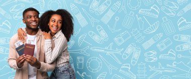 Pasaportları ve seyahat biletleri ile yaz tatiline hazırlanıyorlar. Canlı arkaplan seyahat temalı simgelerle dolu. Macera ruhlarını yakalıyorlar..