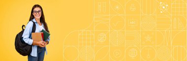 Bir öğrenci sırt çantasıyla güvenle duruyor, kitapları tutuyor ve gülümsüyor. Arkaplanda parlak renkler ve eğitici unsurlar öğrenmek için ilham verici bir atmosfer yaratır.