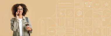 Elinde kahve fincanı tutarken telefonla konuşan Afro-Amerikan üniversite öğrencisi. Arka planda eğitim ikonları yer alıyor, çalışma için canlı ve odaklı bir atmosfer yaratıyorlar.