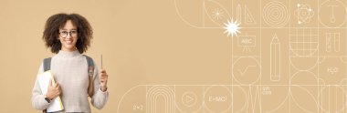 Gözlük takan genç bir öğrenci, iyi aydınlatılmış bir alanda çalışma materyalleri tutarken gülümsüyor. Boyalı arka planda eğitim sembolleri yer alıyor ve öğrenme için ilham verici bir atmosfer yaratıyor..