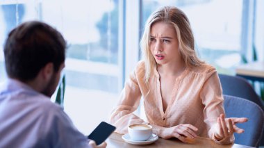 Gadget bağımlılığı. Milenyum bayanı, şehirdeki kafede akıllı telefondaki sevgilisiyle konuşmaya çalışıyor. Mutsuz kadın kendini ihmal edilmiş ve kıskanç hissediyor, mobil cihaz aşırı kullanımı yüzünden anlaşmazlık yaşıyor.